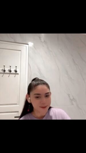 Thalita Latief Instagram - Bathroom karaoke.. aman azaaaa ☺️
udah lama ga buat #coversong 
Sound seadanya jgn complain ya 😅
•
Buciners jgn pada kemeng matanya ya 🥲
mahluk macam gitu buang azaaa 🤣
•
rumah singgah -fabioasher #cover 
#gabutnunggusahur
