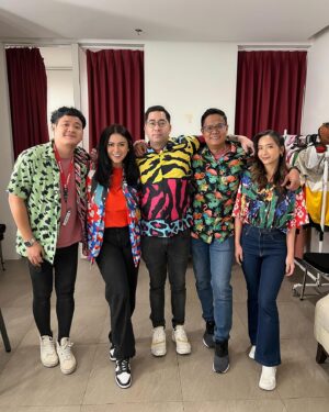 Thalita Latief Instagram - menyalaaaaa kakakkk ✨✨✨
Hahahaha!!! 🕺💃🏻
Jangan lupa bentar lagi nonton kita yaaa (hari ini)
@family100id jam 7.30pm di @officialmnctv 🤓
•
Perdana nih kita tampil bareng 🤣👌🏼
azzzekk kan!! 
•
#family100 #family100indonesia