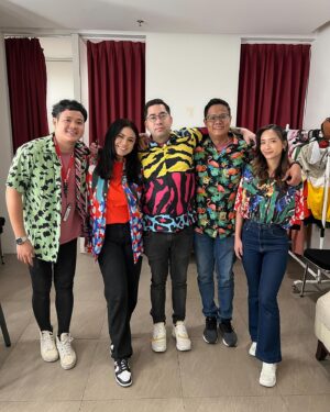 Thalita Latief Instagram - menyalaaaaa kakakkk ✨✨✨
Hahahaha!!! 🕺💃🏻
Jangan lupa bentar lagi nonton kita yaaa (hari ini)
@family100id jam 7.30pm di @officialmnctv 🤓
•
Perdana nih kita tampil bareng 🤣👌🏼
azzzekk kan!! 
•
#family100 #family100indonesia