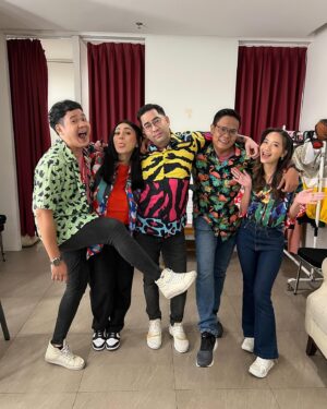 Thalita Latief Instagram - menyalaaaaa kakakkk ✨✨✨
Hahahaha!!! 🕺💃🏻
Jangan lupa bentar lagi nonton kita yaaa (hari ini)
@family100id jam 7.30pm di @officialmnctv 🤓
•
Perdana nih kita tampil bareng 🤣👌🏼
azzzekk kan!! 
•
#family100 #family100indonesia