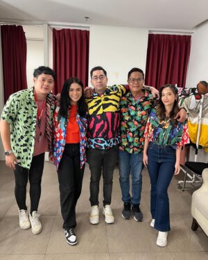 Thalita Latief Instagram - menyalaaaaa kakakkk ✨✨✨
Hahahaha!!! 🕺💃🏻
Jangan lupa bentar lagi nonton kita yaaa (hari ini)
@family100id jam 7.30pm di @officialmnctv 🤓
•
Perdana nih kita tampil bareng 🤣👌🏼
azzzekk kan!! 
•
#family100 #family100indonesia