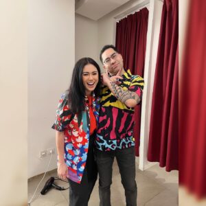 Thalita Latief Instagram - Slide ➡️ sampe akhir! 😌😅
Normal-merem-mulai-rusak- udalah terserah 🤣🤣😂
HAHAHAHAHAHA!!!!…. 😂
•
setelah ratusan purnama akhirnya masnyah berhasil saya bujuk ikutan gameshow tv wohooow!!! 💃🏻🕺
•
Btw kl pd ngeh…
itu lipstick gue kayanya blepetan sampe ke gigi-gigi deh..
😂😂😂 yatalaaaammm…. Lol 😂 HAHAHA!!
•
#happygolucky #blessed #grateful 
#happy #fun #positivevibes #family100