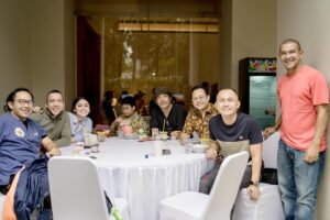 Thalita Latief Instagram - kalo kmrn itu main sama the kiddos 👾
Nah ini the parents pd kongkow sambil cerita”
nostalgia jaman mudaaa belia 😂 hahahahaha…
Hmm skrg masih muda juga kok 😤🤣
•
📸 @juandus 
Danke bangju fotonyahh 🙃
•
#jemmasday #jemimabirthday