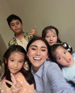 Thalita Latief Instagram - Cinta-cintanya akuuu 💕💕💕 • rambut anak” ga ada yg bener 😂 Maklum abis main outdoor hahahaha…. • #jemmasday #jemimabirthday #family #love #unconditionallove