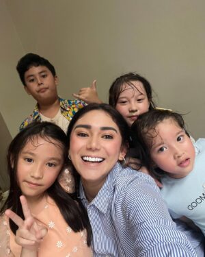 Thalita Latief Instagram - Cinta-cintanya akuuu 💕💕💕
•
rambut anak” ga ada yg bener 😂 
Maklum abis main outdoor hahahaha…. 
•
#jemmasday #jemimabirthday 
#family #love #unconditionallove