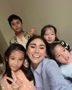 Thalita Latief Instagram - Cinta-cintanya akuuu 💕💕💕
•
rambut anak” ga ada yg bener 😂 
Maklum abis main outdoor hahahaha…. 
•
#jemmasday #jemimabirthday 
#family #love #unconditionallove