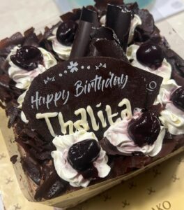 Thalita Latief Instagram - Blessed and Grateful 😇🥳 Alhamdulillah… Thank you love 🩵 • di surprise-in ketika balik kerja lg ntn korea pula.. dan udah dasteran rambut acak”an lagi 😂 ahh tidak masyalaaaaah laaa ku tetap happy 😌 • #birthday #mybirthday