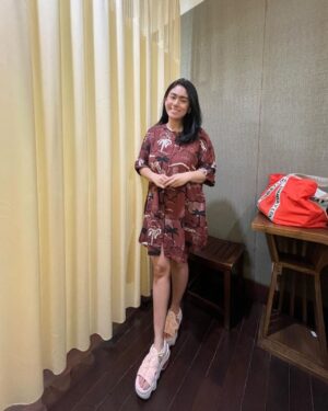 Thalita Latief Instagram - 🔆💃🏻😇
Tahun 2024 ini aku memutuskan utk memulai kembali perjalanan pola hidup sehatku bersama dokter @cissienugraha 😘
•
Sebagai cancer survivor dan memiliki unstable hormones itu udah jadi part dlm hidup, utk itu aku kembali melakukan pola hidup sehat yg dokter cissie terapkan, supaya tubuh tetap stabil, pikiran happy, hormon kembali terjaga dan sehat sehat sehat 😍
•
Selalu semangat dan pantang menyerah!!! 💪🏼
turun naik timbangan yg aku alamin ini purely side effect 
krn penyakit tapi banyak yg ga paham memang, gpp 😇
dibully, dihina dan di-julid-in bentuk tubuh juga udah sering wkwkw.. 😉 jadi ya biasa aja, gpp 😇 
•
Orang-orang disekitarku yg mengenalku, 
mencintaiku dan menyayangiku krn apa adanya diriku 
krn ketulusan sikap dan sifatku menjadi diriku sendiri 🥰 
bukan asal menilai dan men-judge krn bentuk tubuhku 😉
•
krn itu semua tidak akan membuat aku patah semangat 
utk tetap menjalankan pola hidup sehat 
dengan bimbingan dari dokterku 💕
•
Tujuan nya apa? S-E-H-A-T 🤍
Bonus nya apa? Berat badan turun.
Goals nya apa? Bentuk tubuh ideal.
•
Doakan ya teman” semua.. 😇🥰
Semoga usahaku tahun ini berhasil 💪🏼
•
#2024backinshape #2024readyforcomeback
#healthylifehappymind #polahidupsehat 
#happygolucky #positivevibes
