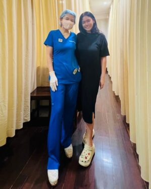 Thalita Latief Instagram - 🔆💃🏻😇
Tahun 2024 ini aku memutuskan utk memulai kembali perjalanan pola hidup sehatku bersama dokter @cissienugraha 😘
•
Sebagai cancer survivor dan memiliki unstable hormones itu udah jadi part dlm hidup, utk itu aku kembali melakukan pola hidup sehat yg dokter cissie terapkan, supaya tubuh tetap stabil, pikiran happy, hormon kembali terjaga dan sehat sehat sehat 😍
•
Selalu semangat dan pantang menyerah!!! 💪🏼
turun naik timbangan yg aku alamin ini purely side effect 
krn penyakit tapi banyak yg ga paham memang, gpp 😇
dibully, dihina dan di-julid-in bentuk tubuh juga udah sering wkwkw.. 😉 jadi ya biasa aja, gpp 😇 
•
Orang-orang disekitarku yg mengenalku, 
mencintaiku dan menyayangiku krn apa adanya diriku 
krn ketulusan sikap dan sifatku menjadi diriku sendiri 🥰 
bukan asal menilai dan men-judge krn bentuk tubuhku 😉
•
krn itu semua tidak akan membuat aku patah semangat 
utk tetap menjalankan pola hidup sehat 
dengan bimbingan dari dokterku 💕
•
Tujuan nya apa? S-E-H-A-T 🤍
Bonus nya apa? Berat badan turun.
Goals nya apa? Bentuk tubuh ideal.
•
Doakan ya teman” semua.. 😇🥰
Semoga usahaku tahun ini berhasil 💪🏼
•
#2024backinshape #2024readyforcomeback
#healthylifehappymind #polahidupsehat 
#happygolucky #positivevibes