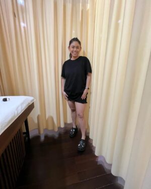 Thalita Latief Instagram - 🔆💃🏻😇
Tahun 2024 ini aku memutuskan utk memulai kembali perjalanan pola hidup sehatku bersama dokter @cissienugraha 😘
•
Sebagai cancer survivor dan memiliki unstable hormones itu udah jadi part dlm hidup, utk itu aku kembali melakukan pola hidup sehat yg dokter cissie terapkan, supaya tubuh tetap stabil, pikiran happy, hormon kembali terjaga dan sehat sehat sehat 😍
•
Selalu semangat dan pantang menyerah!!! 💪🏼
turun naik timbangan yg aku alamin ini purely side effect 
krn penyakit tapi banyak yg ga paham memang, gpp 😇
dibully, dihina dan di-julid-in bentuk tubuh juga udah sering wkwkw.. 😉 jadi ya biasa aja, gpp 😇 
•
Orang-orang disekitarku yg mengenalku, 
mencintaiku dan menyayangiku krn apa adanya diriku 
krn ketulusan sikap dan sifatku menjadi diriku sendiri 🥰 
bukan asal menilai dan men-judge krn bentuk tubuhku 😉
•
krn itu semua tidak akan membuat aku patah semangat 
utk tetap menjalankan pola hidup sehat 
dengan bimbingan dari dokterku 💕
•
Tujuan nya apa? S-E-H-A-T 🤍
Bonus nya apa? Berat badan turun.
Goals nya apa? Bentuk tubuh ideal.
•
Doakan ya teman” semua.. 😇🥰
Semoga usahaku tahun ini berhasil 💪🏼
•
#2024backinshape #2024readyforcomeback
#healthylifehappymind #polahidupsehat 
#happygolucky #positivevibes