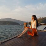 Thanwaporn Nasombat Instagram - ล่องเรือไม้สุดชิคที่ภูเก็ต 🌊🫶🏻 รีวิวฉบับเต็มที่อ่านต่อได้เพจเลย 🧡 #นะโมจะเที่ยว #layrayan