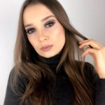 Thays Gorga Instagram - Ontem foi dia de Live com @mbritobeauty para aprender a fazer essa make poderosa com olhão preto, de maneira fácil e produtos BBB - bons, bonitos e baratos! * * A Live ficará salva até às 19 horas de hoje e os produtos que usei são os da última foto desse post! * * Gostou do resultado? Foi a primeira vez que fiz essa make sozinha. Confesso que me surpreendi e achei que foi bem mais fácil do que eu esperava! * * #descomplica #makeup #makeupchallenge #olhaopreto #olhoesfumado #maquiagem #dicasdemake #produtosdebeleza #makeupartist #makeuplover #brabachallenge #evoluiuchallenge #dipironachallenge