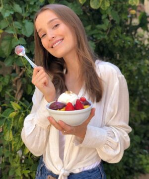 Thays Gorga Instagram - Alooô apaixonados por açaí!
Tem coisa melhor do que comer algo delicioso e ter mais saúde e energia ao mesmo tempo?
Chegou agora a @happybowlsacai , uma empresa de açaí premium com venda delivery na zona sul de São Paulo.
São várias opções de tamanho e complementos! 🍓🍬🍇🍡
Você pode escolher o de 1 litro para dividir com a família e amigos! O de 500 ml para fazer shakes, lanches ou o de 350ml para dar aquela refrescada no meio da tarde!
Eu já fiz a minha combinação preferida com frutas e cupuaçu! Faça a sua também! ••• Para ganhar 20 reais de desconto no seu primeiro pedido no IFood use o código: SDVKB2LKPP •••
#acailovers #acai #açaí #ifoodlovers #ifoodsp #happybowlsacai #energia #saude