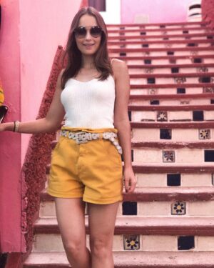 Thays Gorga Instagram - Finalmente vamos começar com os looks de verão?!🏝 🌞 Fiquei tão feliz que o calorzinho voltou! E esse look fofo usei na viagem! Bem verão e bem confortável, do jeito que a gente gosta!✨