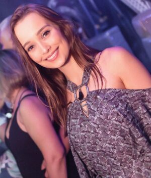 Thays Gorga Instagram - Thays Gorga em um raro momento de juventude, comemorando o aniversário da tia na balada semana passada! Merece até post porque não é todo dia que eu fico acordada até às 3 da manhã! 🙈 Quem se identifica comentai aí para eu não me sentir um E.T! •
#jovemparaservelha #velhaparaserjovem  #instamood #semanacomeçando