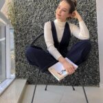 Thays Gorga Instagram - Nossa realidade, nossos sonhos, a importância que dávamos a diversos assuntos... tudo mudou! * * E como você está fazendo para lidar com tantas mudanças e acolher tudo aí do lado de dentro? * * Sempre tento fazer o exercício de me revisitar. Me alinhar ao que eleva minha energia (meditação, exercícios e alimentação), acolher e entender os medos e focar no melhor que posso fazer com o que tenho no momento. * * Nem sempre é calmaria (como parece na foto 🤣). Muitas vezes o barquinho nem saiu do lugar e já fica imaginando as diversas tempestades que podem vir. Mas, é a conexão comigo mesma que me faz superar os obstáculos e me colocar no mar de novo! * * Não se perca de você. Quer dizer, você vai se perder. A gente sempre se perde! Mas quando o barulho for grande e você não souber para onde ir, silencie. Muitos te indicarão uma direção, mas é só aí dentro que está a resposta que você deseja e que te levará ao caminho perfeito para sua vida! Você tem poder. E pode mais e pode ir além! Acredite! * * #autocuidado #sintonizesuavibracao #foco #sonhos #planos #alinhamentoenergetico #corpo #mente #espirito #poderpessoal