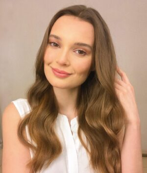 Thays Gorga Instagram - Foto de camarim merece post! 🍀
Dia do jeitinho que amo... com muita ação! 💛

#lovemyjob #vidadeatriz #gravando #acting
