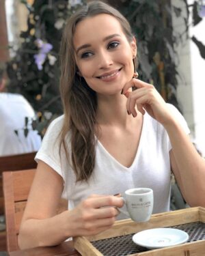 Thays Gorga Instagram - Um domingo, uma tarde deliciosa em Sp e meu cafezinho de sempre. As pequenas alegrias da vida!✨ •
Muitas vezes esperamos as grandes conquistas para nos sentirmos felizes. Um carro incrível, uma mega oportunidade de trabalho, ganhar muito dinheiro, atingir um objetivo. •
Mas enquanto nada disso vem, a vida passa! E com isso o seu tempo nessa existência e também sua chance de ser feliz.
•
A caminhada na estrada da vida tem que ser prazerosa, leve e precisa ter presença. •
Todo dia, observe o que te traz alegria. 
Não viva no automático e não deixe esses pequenos momentos passarem em vão, porque as grandes conquistas são maravilhosas, mas a maior parte da nossa vida é feita de espaços em que o simples e rotineiro predominam.
•
O que é simples e te faz feliz? Conta para mim!