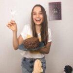 Thays Gorga Instagram - Mais um ciclo que se inicia! Hoje deixei o caos, as preocupações e medos do lado de fora, e, me nutri de amor, carinho! Obrigada a todos os amigos reais e virtuais que deixaram meu dia mais feliz! Me senti acolhida, abraçada e abençoada por ter vocês, meu namorado, minha família... pela nossa saúde e por tanto mais que tenho a agradecer a vida! E lá vamos nós! Um novo ano para aprender, me reinventar, buscar minha melhor versão, amar mais, valorizar mais e viver nessa dimensão muitas vezes maravilhosa, mas outras tantas desafiadora! Ps. Até que na foto o meu bolinho não ficou feio... quem viu os Stories, vai me entender!🙈🤣 🍀✨🍀 • #happybirthday #aniversarioemcasa #ficaemcasa #aniversario #ciclos #newyear #bolodechocolate