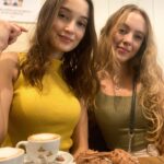 Thays Gorga Instagram - Minha twin versão loira e pisciana… 💛 E as bombas de chocolate mais deliciosas de Sp! 😍