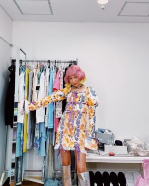 Thelma Aoyama Instagram - new hair new me🩷💚毛先に黄緑いれたよ!!
新しく始まる番組の収録どきどき