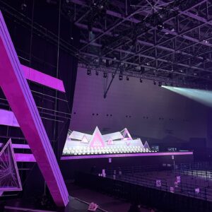 Thelma Aoyama Instagram - PRODUCE 101 JAPAN THE GIRLS
16日にとうとうファイナルを迎えました。

S2でもトレーナーとして関わらせて頂いたので、一度経験しているから大丈夫って思ってたけど、やっぱりファイナルを迎えて数日間色んな感情がぶつかり合ってました。
レベル分けからファイナルまでは凄く長く感じるけど、いつも最後は一瞬。

今回はコロナが開けていたので101人からスタートでした。
韓国での合宿もあっり、慣れないスケジュールの中、ホームシックになる子だったり、環境に戸惑う子、オーディションが初めてで緊張しちゃう子だったり、風邪でレッスンに出れない子、毎日不安や葛藤に駆られていた子は少なくなかったと思う。
それでも練習生みんな互いに支え合いながら、沢山努力を重ね、本当に頑張ってました。
最初から一つ一つのレッスンやステージを真剣に全力でみんな取り組んでくれました。
どんな緊張やプレッシャーを抱えながらもいつも堂々とステージに立つ姿はかっこよかった。
みんな本当に凄いよ!!本当に強い!!
もちろんライブは生物だから悔しい瞬間もあったけど、その経験は最高級の武器にもなるって私は信じてます。

会う度にみんなの声の特徴や癖が見えてきて、指導するポイントも明確になっていったし、レッスンの度にみんながとてつもなく成長していく姿に感動してました。
声は（きっとダンスも）感情が素直に出るから、出来るだけ声帯も心も緩めれる様に寄り添うことを心がけてレッスンを進めていきました。みんなと沢山話たのも今ではいい思い出です。

この数ヶ月色んなことがあったけれども、とても掛け替えのない時間でした。
S2もそうだけど、本当にみんなから学ぶことが沢山ありました。レッスン後には毎回新たな課題を見つけれたし、みんなと沢山「音楽」と向き合えました!! 
何があろうと私は「みんな」の成長が毎日のモチベーションでしたし、原動力でした。
どんな時も心を枯らさず、常に自分と向き合い、前を向き、諦めなかった。
みんなのその強い意志に何度も救われました。
だからひとり一人に感謝の気持ちでいっぱいです。
本当にありがとう。
本当に本当に有り難う!!!!
そして本当にお疲れ様。本気でみんな最高だし、大好きだよ。

惜しくも脱落してしまった練習生のみんなも誰かにとってはもう「アイドル」です。
ひとり一人輝くものを確実に持ってます。
これからどんな道を歩もうと、確実に「仲間」は居ます。
流した涙も悔しさも宝物です。
だから胸を張って突き進んで欲しいと思う。
（※事務所選びは慎重に!契約書もちゃんと読んでね!)

トレーナーのみんな＆カエラさん!! 本当にありがとうございました!!心の底からラブです。

全てのスタッフの皆さん：トレーナーのみんな・練習生へ沢山の愛をありがとうございました!!!沢山休んで下さい。

ご家族の皆様：心配になる瞬間も多々あったと思いますが、大切な娘さんを私たちに預けてくださって本当に有り難う御座いました。

国プの皆さん:練習生のみんなへの沢山の応援と投票をありがとうございました。みんなにとって励みにもなり、パワーにもなっていたと思います。これからも「愛」がある言葉で応援よろしくお願い致します。

改めてME:Iのみんな、デビューおめでとう!
パワーアップしたみんなの姿を心から楽しみにしてる。

みんなと出会えて幸せです。
みんなに愛を♡
テルマ