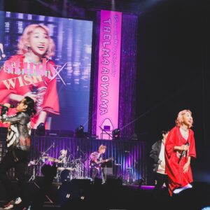 Thelma Aoyama Instagram - 🍙BUDOUKAN ONIGIRI FES. PART3🍙
M10: SOUL feat. @i_am_aiemu & me w/ @uverworld_official @takuya_world_official 
M11: ブンシャカラカ
M12: ONIGIRI 
❤️❤️❤️
今から３年ぶりに海外行ってくるね🥳