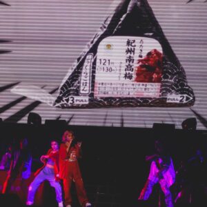 Thelma Aoyama Instagram - 🍙BUDOUKAN ONIGIRI FES. PART3🍙
M10: SOUL feat. @i_am_aiemu & me w/ @uverworld_official @takuya_world_official 
M11: ブンシャカラカ
M12: ONIGIRI 
❤️❤️❤️
今から３年ぶりに海外行ってくるね🥳