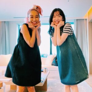 Thelma Aoyama Instagram - @mei_nagano0924official 
絶対絶対ずっと幸せで居て欲しい人。

めいが15周年のお祝いにPRADA  @prada のお揃いワンピをプレゼントしてくれました🥹❤️宝物。　本当にありがとう。
めいの誕生日も後４日!!! (メイトは全力お祝いするぞ!!)

私って仲良くなればなるほど会っても写真撮るの忘れちゃう人で、その人との時間をめっちゃ大事にしちゃうから、もしかしてこれからあまりsnsにめい登場しないかもだけど、心配しないでね😊今月もまた会う約束してるし🌼💖

大好きなホテルでお泊まり会した日☀️
@toranomonedition 
#めいテル
#さなメグ