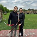 Thelma Fardin Instagram - Cumplí 31, y otra vez no me imaginé nada de lo que iba a estar pasando en mi vida en este momento, y si lo hice la realidad es tremendamente superadora. @nico__riera no se entiende el nivel de amor y agasajo que armaste!! 😍 Me trajo chilaquiles de desayuno por mis épocas mexicanas, me llevó a jugar a la pilota de karting, hicimos mi plan favorito tirando con arco al aire libre y lo más hermoso: terminamos con toda la gente que amo en nuestro hogar. (Escribo esto con un desayuno gigante en un lugar hermoso y con él al lado, alucinada con la vida y sus sorpresas). Gracias amigues por todo su amor, sin ustedes nada sería lo que es! 💜 Presiento que esta década se va a titular DISFRUTE 🎈