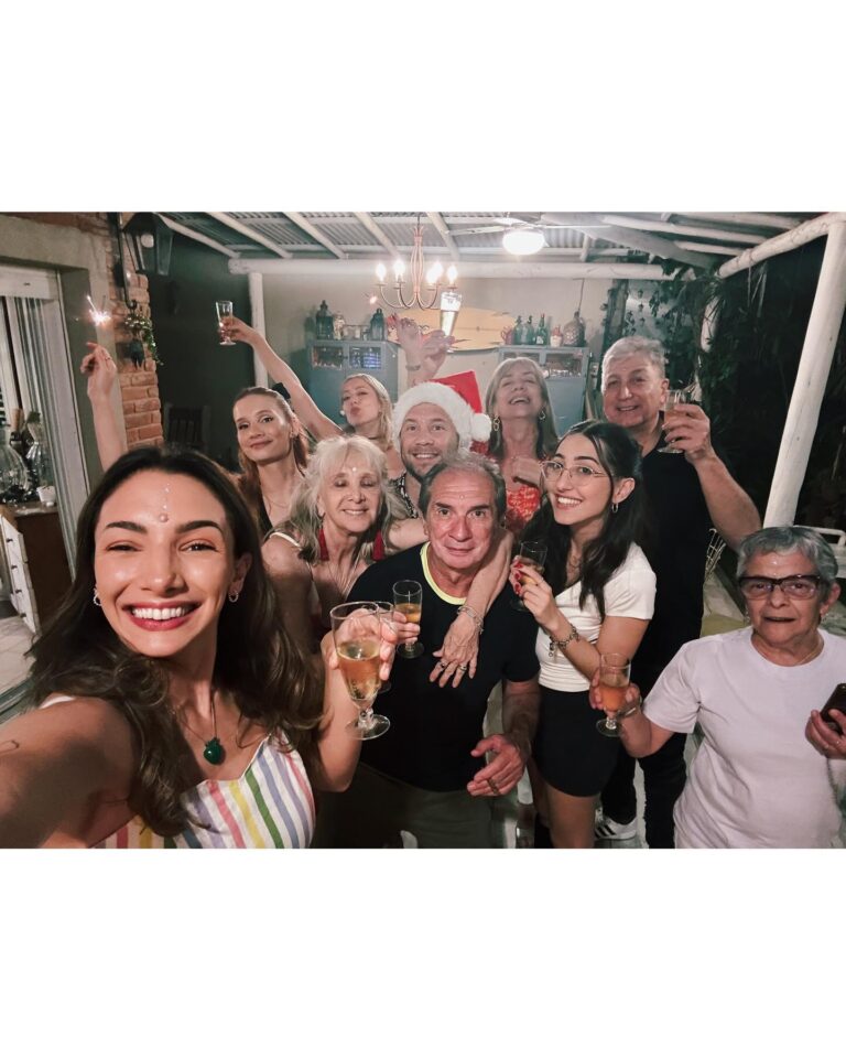 Thelma Fardin Instagram - Feliz Navidad ♥️ Que sea repleta de amor y rodeados de gente querida para todos