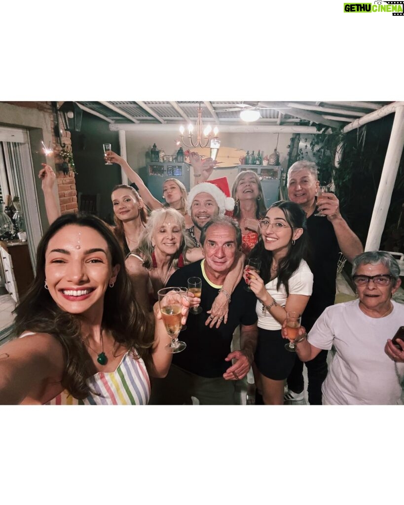 Thelma Fardin Instagram - Feliz Navidad ♥️ Que sea repleta de amor y rodeados de gente querida para todos