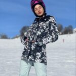 Thelma Fardin Instagram – Felicidad se dice montaña y amigos. 
Y para darlo todo en la nieve el stayle es de @roxyargentina