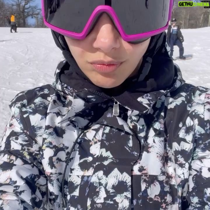 Thelma Fardin Instagram - Felicidad se dice montaña y amigos. Y para darlo todo en la nieve el stayle es de @roxyargentina