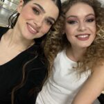 Theo Rose Instagram - Da, in poza suntem eu si finalista noastra de la Vocea Romaniei, acum 10 ani, la un concurs de voci pentru copii. Eu eram co-prezentator pentru prima data, ea concurenta. Dupa ce a cantat la auditiile pe nevazute de la Vocea, conducand-o spre Pavel i-am spus ca am senzatia ca ne stim si atunci mi-a amintit de unde. Nu cred in intamplari. Pe vremea pozei eu doar visam sa fiu ca Melisa de astazi. Intalnirea de acum 10 ani ne-a adus impreuna astazi in finala de la Vocea Romaniei si iat-o pe Melisa la un pas de a castiga. Sunt 5 luni de entuziasm, repetitii, discutii, certuri, plansete apoi din nou extaz dupa trecerea intr-o alta etapa a concursului. Relatia noastra de trei a functionat cam asa: eu si Horia venim cu propuneri de piese, alegem impreuna cu Melisa una dintre ele, merge acasa, se intoarce, canta si Horia zice “NU asa!”, Melisa plange, eu incep munca de convingere cu Horia. Ne dam peste cap pana facem sa ne placa tuturor. Rezultatul? Succes de fiecare data:)) Dar adevarul e ca tot timpul am fost stresati inainte de momentele Melisei. De fiecare data a avut partituri grele si emotii mari. Gata! Nu mai e timp. Incepe Vocea Romaniei. Incepe Melisa. Daca va place, s-o votati! Se da SMS cu textul MELISA la 1456 dupa Start Vot. Succes tuturor si Doamne ajuta! Sa fie VOCE!♥️ #teamhoriaroz #MELISA #VoceaRomaniei