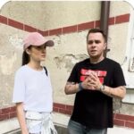 Theo Rose Instagram - De sărbători am fost cu cadouri la copiii internați la Obregia. Acolo vom construi un spital nou și asta e doar cu ajutorul vostru. Un sms cu textul FACEM la 8864 și la 8845, un follow la @fundatiametropolis. Sărbători fericite din partea noastră, toți cei care tragem la #spitalepublicedinbaniprivati P. S. Toate decorațiile din ziua respectiva au fost făcute de @magicbymeraki