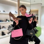 Theo Rose Instagram - GIVEAWAY INCHEIAT❗️ Castigatoarele sunt @ioana.geica @selvinibram @rallucamaria18 Castiga 3 vouchere @ilpasso_shoes de 500€, 300€ si 200€ ♥️ Daca n-ai apucat inca sa cumperi cadourile de Craciun, te ajut si eu cum pot. Pe 23 Decembrie anuntam cei 3 castigatori. Puteti folosi voucherele doar comandand online, nu si in magazine. Faceti si voi ce se face si dati un follow nevinovat la @ilpasso_shoes si tag la trei prieteni in comentarii. Va pup! Hai noroc! #AD @ilpasso_shoes