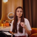 Theo Rose Instagram - Daca si mamele voastre sunt la fel ca a mea, inseamna ca problema intretinerii tenului ocupa, poate, ultimul loc in preocuparile lor. Haide sa le indemnam sa se prioritizeze. Noi am crescut, intelegem cum sa prevenim imbatranirea prematura dar nici nu mai dam piept cu greutatile si neajunsurile cu care ele s-au confruntat crescandu-ne. E randul nostru sa le ingrijim. O pală de răsfăț și un lux pentru multe dintre ele, gama Revitalift Laser de la L’Oreal. La multi ani, mama! #lorealparis #skincare #revitaliftlaser #paidprojectbylorealparis