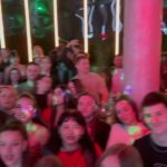 Theo Rose Instagram - Nu filmez des de pe scena. Ceva a fost diferit aici. Nu tot timpul cantam pentru mii de oameni. Se-ntampla sa fie si locuri mai mici, unde sa poti vedea fetele oamenilor mai bine, sa le vorbesti lor, nu unor umbre. Cred ca au fost momente mai bune in cantarea asta dar atat am pastrat eu in telefon:)) Voiam sa va spun ca incepem sa lucram pentru un turneu care n-are legatura cu playlist-ul de concerte obisnuit si ma gandesc sa-l organizez in locatii cu un numar mai mic de locuri. Imi place intimitatea asta. Sa vedem ce iese🤷🏼‍♀️