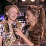 Theo Rose Instagram - Da, in poza suntem eu si finalista noastra de la Vocea Romaniei, acum 10 ani, la un concurs de voci pentru copii. Eu eram co-prezentator pentru prima data, ea concurenta. Dupa ce a cantat la auditiile pe nevazute de la Vocea, conducand-o spre Pavel i-am spus ca am senzatia ca ne stim si atunci mi-a amintit de unde. Nu cred in intamplari. Pe vremea pozei eu doar visam sa fiu ca Melisa de astazi. Intalnirea de acum 10 ani ne-a adus impreuna astazi in finala de la Vocea Romaniei si iat-o pe Melisa la un pas de a castiga. Sunt 5 luni de entuziasm, repetitii, discutii, certuri, plansete apoi din nou extaz dupa trecerea intr-o alta etapa a concursului. Relatia noastra de trei a functionat cam asa: eu si Horia venim cu propuneri de piese, alegem impreuna cu Melisa una dintre ele, merge acasa, se intoarce, canta si Horia zice “NU asa!”, Melisa plange, eu incep munca de convingere cu Horia. Ne dam peste cap pana facem sa ne placa tuturor. Rezultatul? Succes de fiecare data:)) Dar adevarul e ca tot timpul am fost stresati inainte de momentele Melisei. De fiecare data a avut partituri grele si emotii mari. Gata! Nu mai e timp. Incepe Vocea Romaniei. Incepe Melisa. Daca va place, s-o votati! Se da SMS cu textul MELISA la 1456 dupa Start Vot. Succes tuturor si Doamne ajuta! Sa fie VOCE!♥️ #teamhoriaroz #MELISA #VoceaRomaniei