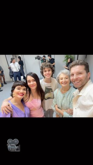Thiago Fragoso Instagram - Uma terça-feira normal na firma! 💙❤️🌟☺️
Alto astral, sempre!
É a turma da Cotinha! 😂
@alessandranegrini 
@vanessagiacomo 
@analuciatorre 
@oguilhermecabral 
@romuloestrela 
@rgazolla 
#andrebarros 

#travessia #elenco #atriz #ator #acting