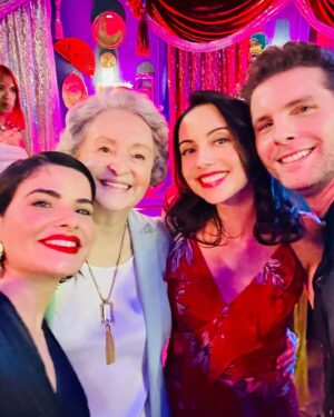 Thiago Fragoso Instagram - Acabou! #travessia 
Hoje pra mim é dia de agradecer muito.
Agradecer ao @mendoncafilhomauro que me proporcionou essa jornada, meu parceiro de tantos trabalhos.
Agradecer as melhores fãs do mundo que estão sempre comigo, não importa o desafio!
Agradecer ao Caique que veio pra me ensinar muitas coisas que eu levo pra minha vida.
Agradecer as parcerias que fiz nessa novela! Tanta gente que guardo no coração…
Adiante vislumbro desafios e experiências ainda mais profundas e inesperadas. 
Cada realização me faz perceber o quanto amo meu ofício e quanto fôlego eu tenho pra fazer o que ainda não fiz.
Sempre me perguntam o que ainda me falta fazer na televisão, cinema, teatro… Afinal, são mais de setenta personagens nas histórias mais díspares… Eu digo que ainda me falta e ainda quero fazer TUDO. Essa é a benção do ofício do ator.
Até a próxima história. 🫶
💙🌟❤️

#ator #actor #acting #novela #telenovela 

@tvglobo @globoplay @gshow