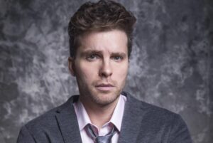 Thiago Fragoso Instagram - Oi, pessoal!

Hoje venho com muita gratidão fazer dois anúncios pra vocês. 
O primeiro é o fim de um ciclo de vinte e três anos de exclusividade com a Tv Globo.
Tenho muito orgulho desse período repleto de personagens marcantes pra mim, dentre eles os xodós: Nando de O Clone, Capitão Estevão da Casa das Sete Mulheres, Marcos em O Profeta, Márcio Hayalla em O Astro, Edgar em Lado a Lado, Niko em Amor a Vida, Patrick em O Outro Lado do Paraíso e Alan Máximo em Salve-se Quem Puder!
Foram novelas que abordaram mazelas sociais importantes, ganharam Emmys, fizeram muito sucesso e ajudaram a criar a relação mais importante de todas, a minha relação com vocês que me acompanham.
O segundo anúncio é sobre o longa francês Kali. Era uma vontade antiga fazer uma produção internacional e nesse filme tenho a oportunidade de atuar em inglês! Um ciclo novo se inicia.
Estou muito animado em trabalhar nas multiplataformas em projetos que antes não seriam possíveis. Mas não se preocupem: não abandonei as novelas! Projetos pontuais com a Tv Globo também acontecerão, naturalmente….

Quero embarcar em novos personagens complexos com histórias desafiadoras.

A estrada só está começando.

E você? Qual foi o personagem que mais te marcou? Deixa nos comentários!

#robertotalma #mariomarciobandarra @walcyrcarrasco @mendoncafilhomauro @carvalho5028 #viniciuscoimbra @clau_lage @joaoximenesbraga #danielfilho @alcidesnogueira #geraldocarneiro @jaymemonjardim @gloriafperez @mateusolanooficial @cissaguimaraes @mariaadelaideamaral @danielortizautor @fredmayrink #ivaniribeiro #janeteclair @tvglobo @gshow @globoplay @globoportugal @globointernacional