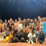 Thiago Fragoso Instagram - Essa semana vivi uma experiência incrível que quero dividir com vocês. Aprendi uma nova técnica de interpretação muito especial que, além do seu uso imediato, visa a sublinhar a catarse do ator e do público através da sublimação de dores e mazelas pessoais numa vitória simbólica… A @marivaz que entrou em contato e me deu o livro de presente… queria ter feito a masterclass ano passado mas tava em novela! Esse ano deu certo! Nessa jornada extremamente curta e intensa (dois dias inteiros focados só nisso) eu tive a alegria de estar junto com a minha amiga @flaviaalessandra ! Deixei algumas fotos da cena que trabalhamos pra vocês… Não poderia ter tido melhor parceira pra essa experiência. Aliás, já fizemos outros cursos juntos e isso está virando uma tradição! 😂 Mal posso esperar pra mostrar pra vocês essa técnica na prática! Muito contente e realizado? Com certeza! 😘😎 @marinarigueiramentoria @marina_rigueira Obrigado por proporcionar esse mergulho tão importante! Obrigado @gammafilmes !! @ivanachubbuckstudio you are the best! I saved everything I learned this in a very special place in my heart! Can’t wait to do it again. 💙🌟❤️ #ator #atriz #actor #acting #masterclass #ivanachubbuck #thepoweroftheactor #tbt #fotos @74picture 🙏🏼