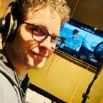 Thiago Fragoso Instagram - Dublando #Kali ! Última etapa do filme antes da finalização… Pena que só vi as cenas em pedacinhos! Fazer cinema é exercitar o controle da curiosidade… @sabrinaouazani got to interact through a small screen today! No fun... Miss our shooting days, girl! But the film looks good! 🤘🏽