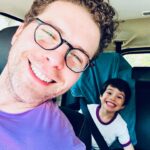 Thiago Fragoso Instagram - Chegando da creche Vs. Indo pra creche Quem se divertiu? 💙🌟❤️ #maioramordomundo #serpai #tintin
