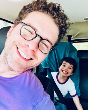 Thiago Fragoso Instagram - Chegando da creche
Vs.
Indo pra creche

Quem se divertiu?
💙🌟❤️

#maioramordomundo #serpai #tintin