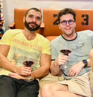Thiago Fragoso Instagram - Visitinha, em casa, hoje! 
Meu irmão caçula que, hoje, toma vinho comigo… Mas ainda temos tempo pro #ps5 … E pra sessão de #dnd5e na Quarta. 🤓
@leco.fragoso 

Foto @marivaz 😍

#irmãos #brothers