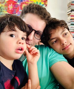 Thiago Fragoso Instagram - Agorinha… Meu lugar preferido no mundo. 💙❤️🌟

#felicidadeéisso #maioramordomundo #eueeles #familia
