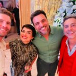 Thiago Fragoso Instagram - Bastidores do capítulo de hoje! Natal na casa de Moretti. A cena é babado mas por traz das câmeras só tem amor. 💙❤️ @vanessagiacomo @rodrigolombardi @alexandrenero #travessia #natal #telenovela #atriz #ator #actor #acting